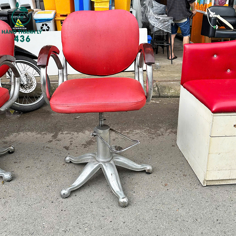 Ghế Cắt Tóc Cũ Màu Đỏ Đẹp Chân Inox Có Thể Nâng Hạ Chiều Cao ghe-cat-toc-cu-mau-do-dep-chan-inox-co-the-nang-ha-chieu-cao-2 Ghế Cắt Tóc Cũ Màu Đỏ Đẹp Chân Inox Có Thể Nâng Hạ Chiều Cao