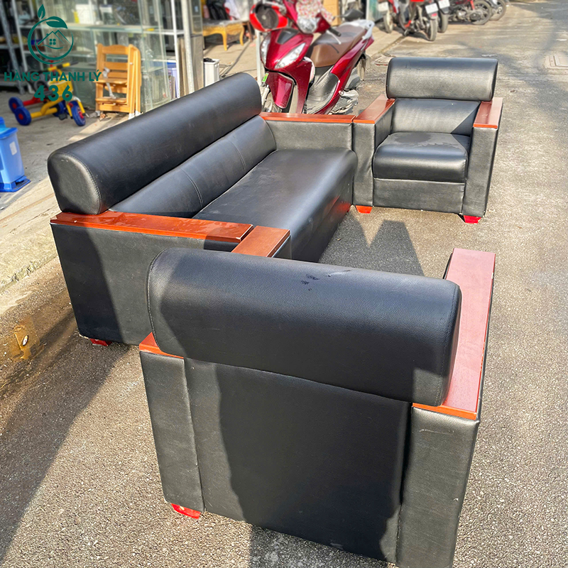 ghe-sofa-cu-boc-da-mau-den-tay-go-do-sang-trong-2 Ghế Sofa Cũ Bọc Da Màu Đen Tay Gỗ Đỏ Sang Trọng