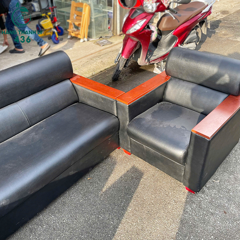 ghe-sofa-cu-boc-da-mau-den-tay-go-do-sang-trong-4 Ghế Sofa Cũ Bọc Da Màu Đen Tay Gỗ Đỏ Sang Trọng