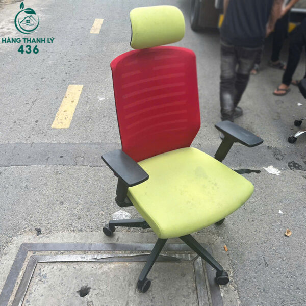 ghe xoay luoi cu co tua dau mau do xanh la noi bat 1