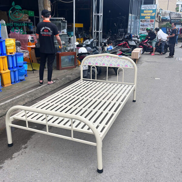 giuong sat cu cao cap 2mx1m15 dau giuong hoa van de thuong 1