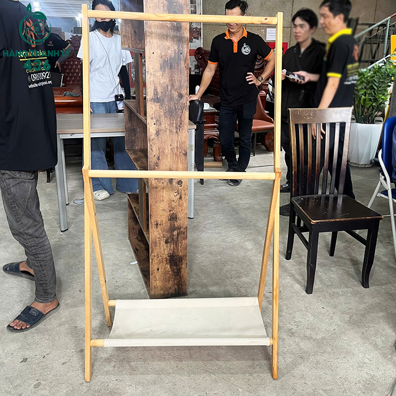 Kệ Treo Quần Áo Gỗ Cũ Chân Gấp Tiện Lợi Dạng Chữ A ke-treo-quan-ao-go-cu-chan-gap-tien-loi-dang-chu-a-1 Kệ Treo Quần Áo Gỗ Cũ Chân Gấp Tiện Lợi Dạng Chữ A