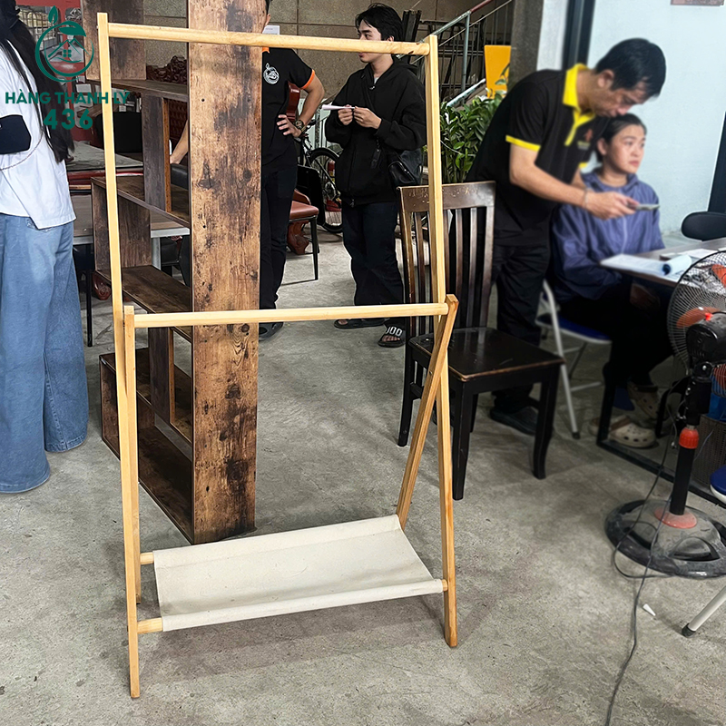 Kệ Treo Quần Áo Gỗ Cũ Chân Gấp Tiện Lợi Dạng Chữ A ke-treo-quan-ao-go-cu-chan-gap-tien-loi-dang-chu-a-2 Kệ Treo Quần Áo Gỗ Cũ Chân Gấp Tiện Lợi Dạng Chữ A