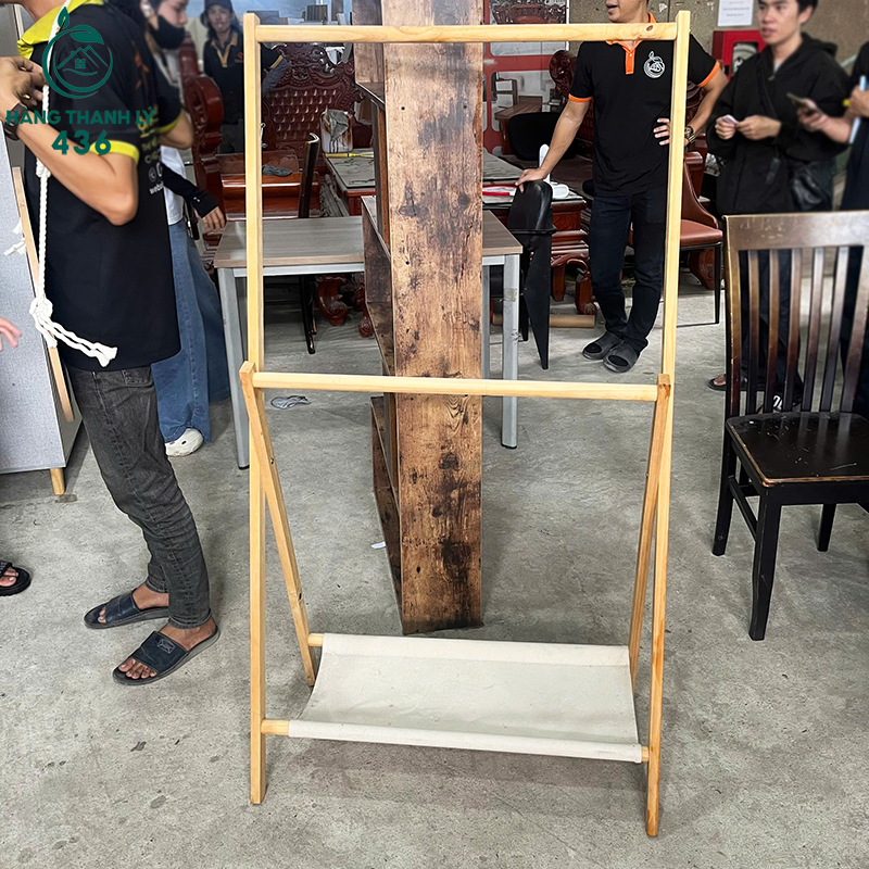Kệ Treo Quần Áo Gỗ Cũ Chân Gấp Tiện Lợi Dạng Chữ A ke-treo-quan-ao-go-cu-chan-gap-tien-loi-dang-chu-a-3 Kệ Treo Quần Áo Gỗ Cũ Chân Gấp Tiện Lợi Dạng Chữ A