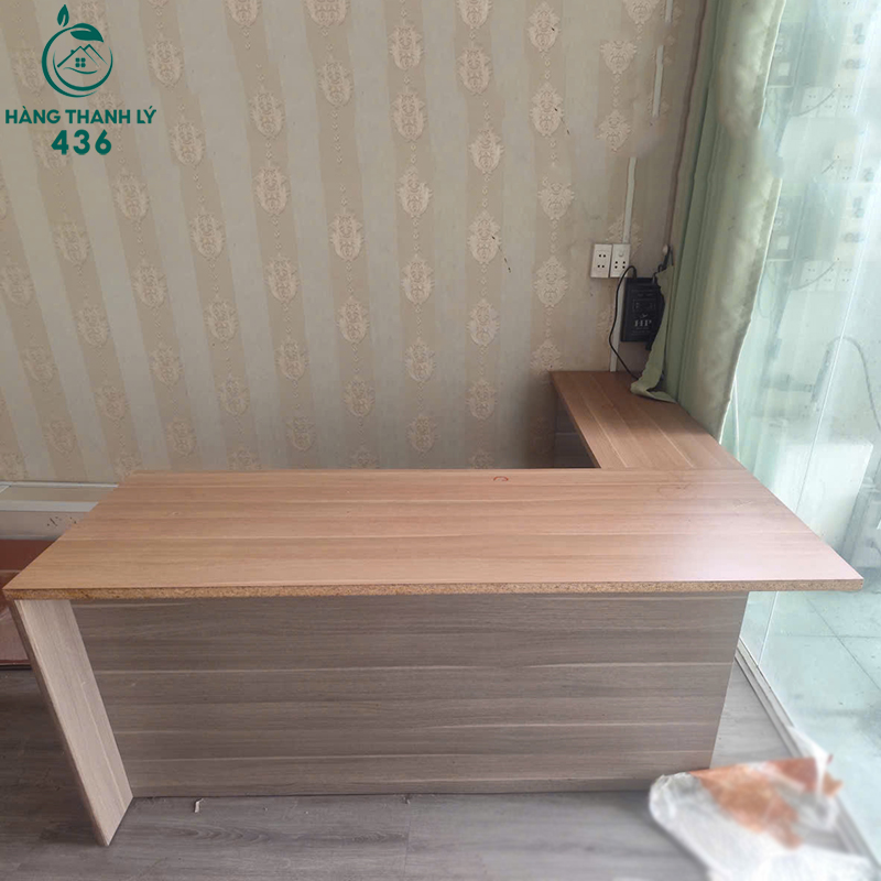 mau-ban-lam-viec-cu-goc-l-go-cong-nghiep-mau-nau-sang-3 Mẫu Bàn Làm Việc Cũ Góc L Gỗ Công Nghiệp Màu Nâu Sáng