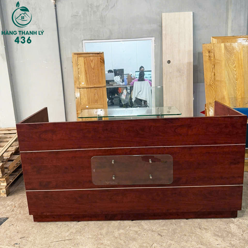 Quầy Lễ Tân Cũ Dài Rộng Màu Nâu Đỏ Sang Trọng quay-le-tan-cu-dai-rong-mau-nau-do-sang-trong-1 Quầy Lễ Tân Cũ Dài Rộng Màu Nâu Đỏ Sang Trọng