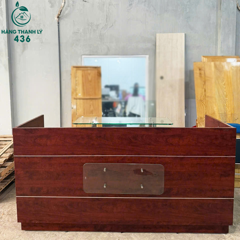 Quầy Lễ Tân Cũ Dài Rộng Màu Nâu Đỏ Sang Trọng quay-le-tan-cu-dai-rong-mau-nau-do-sang-trong-2 Quầy Lễ Tân Cũ Dài Rộng Màu Nâu Đỏ Sang Trọng