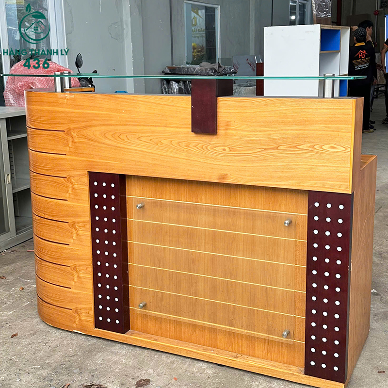 Quầy Lễ Tân Cũ Gỗ Vân Sáng Thiết Kế Có Mặt Kính quay-le-tan-cu-go-van-sang-thiet-ke-co-mat-kinh-1 Quầy Lễ Tân Cũ Gỗ Vân Sáng Thiết Kế Có Mặt Kính