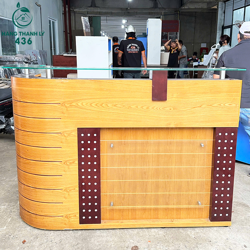 Quầy Lễ Tân Cũ Gỗ Vân Sáng Thiết Kế Có Mặt Kính quay-le-tan-cu-go-van-sang-thiet-ke-co-mat-kinh-2 Quầy Lễ Tân Cũ Gỗ Vân Sáng Thiết Kế Có Mặt Kính