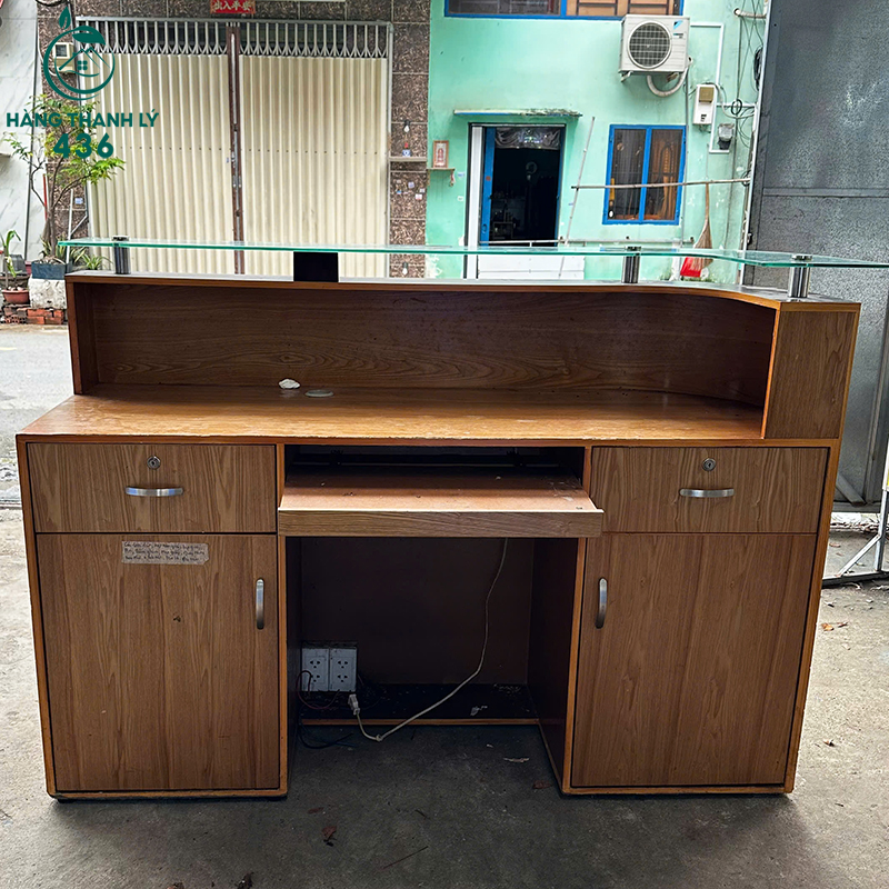Quầy Lễ Tân Cũ Gỗ Vân Sáng Thiết Kế Có Mặt Kính quay-le-tan-cu-go-van-sang-thiet-ke-co-mat-kinh-4 Quầy Lễ Tân Cũ Gỗ Vân Sáng Thiết Kế Có Mặt Kính
