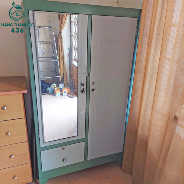 tu quan ao cu 2 canh kim loai co guong