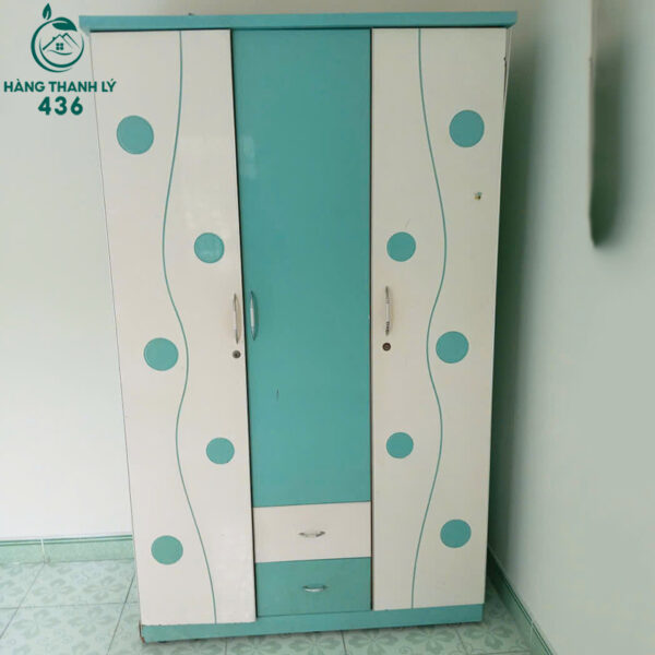 tu quan ao cu 3 canh mau xanh trang co hoc keo