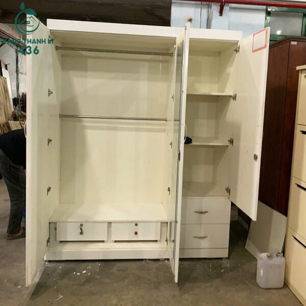 tu quan ao cu canh mo mau trang kem hoa tiet hong 5