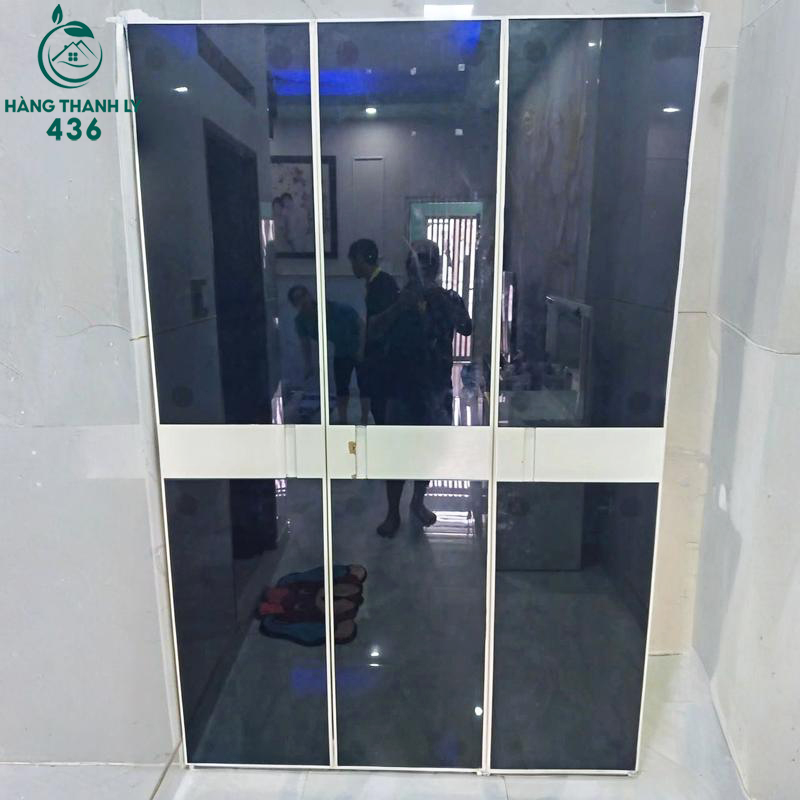 Tủ Quần Áo Cũ Mặt Kính Màu Đen Cửa Mở Sang Trọng tu-quan-ao-cu-cua-lua-kinh-den-sang-trong Tủ Quần Áo Cũ Mặt Kính Màu Đen Cửa Mở Sang Trọng