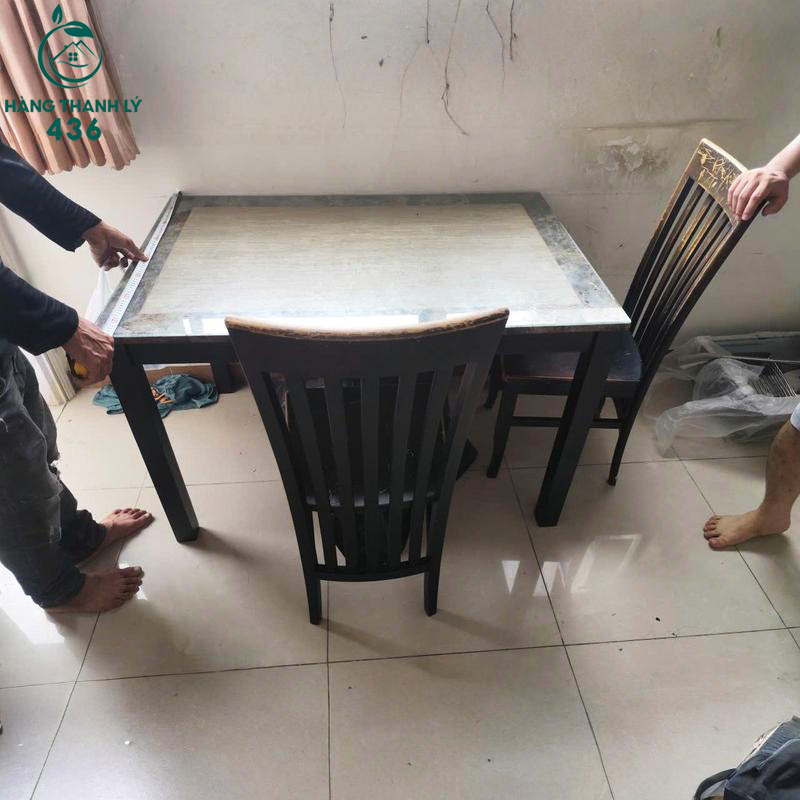 ban-an-cu-mat-kinh-ghe-go-mau-nau-den-sang-trong-3 Bàn Ăn Cũ Mặt Kính Ghế Gỗ Màu Nâu Đen Sang Trọng