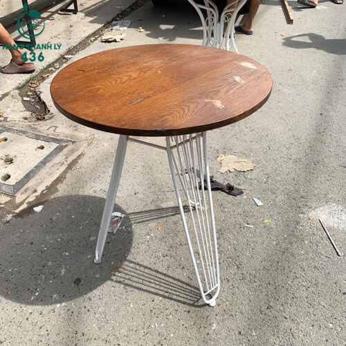 ban cafe tron cu mat go 60cm chan sat trang 1
