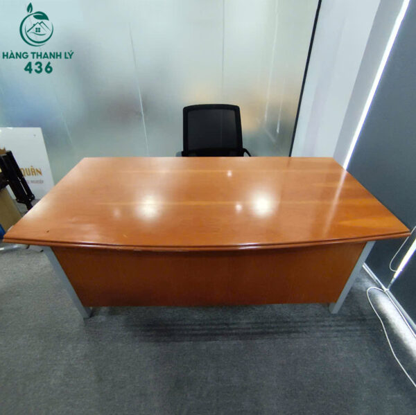 ban giam doc cu 1m54x78cm mat cong sang trong 2