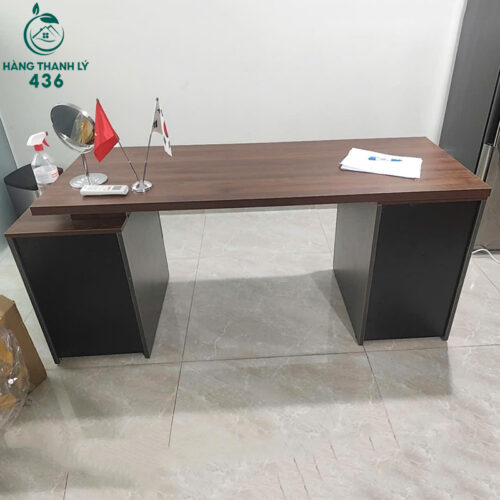 ban giam doc cu 1m75x75cm mat van go phoi mau nau den 1