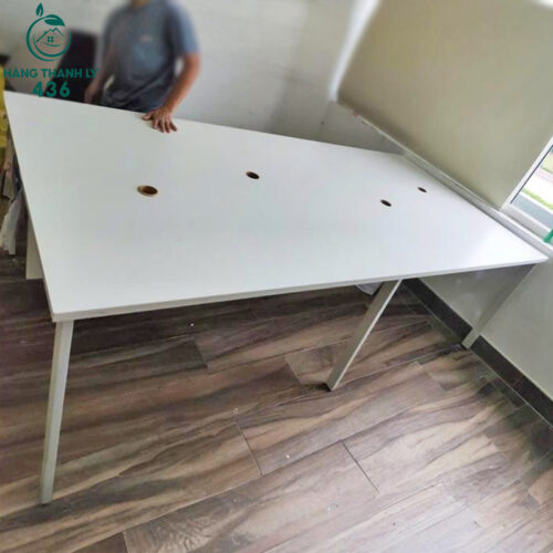 Bàn Làm Việc Cũ 1M2X2M4 Màu Trắng Có 4 Lỗ Đi Dây Điện
