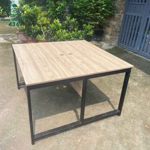 Bàn Làm Việc Cũ 1M2X75CM Hình Vuông Mặt Gỗ Sáng Có Lỗ Cắm Dây Tiện Lợi