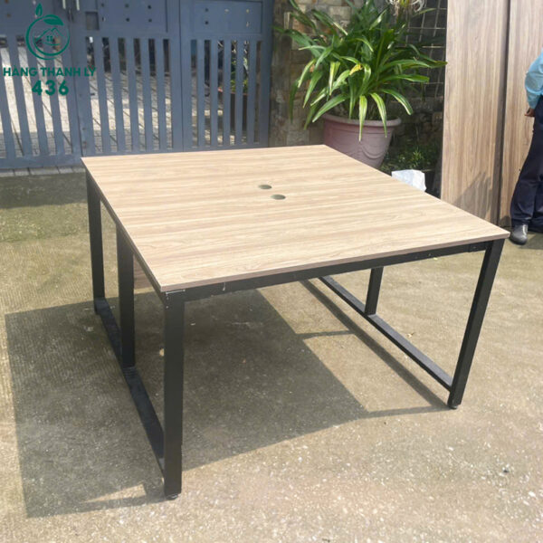 Bàn Làm Việc Cũ 1M2X75CM Hình Vuông Mặt Gỗ Sáng Có Lỗ Cắm Dây Tiện Lợi