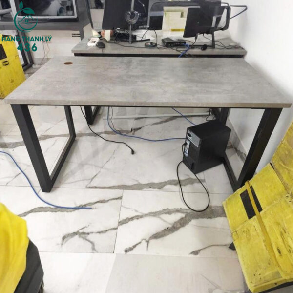 ban lam viec cu 1m4x70cm co san lo di day dien gon gang 1