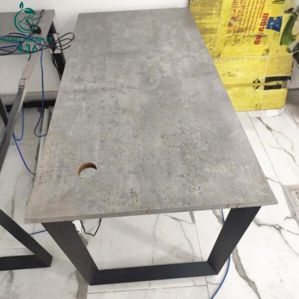 ban lam viec cu 1m4x70cm co san lo di day dien gon gang 2