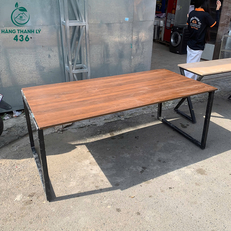 Bàn Làm Việc Cũ Khung Sắt Đen Mặt Gỗ Vân Nâu 1M8 6 ban lam viec cu 1m8x1m chan sat trang de dang lap rap 2 1