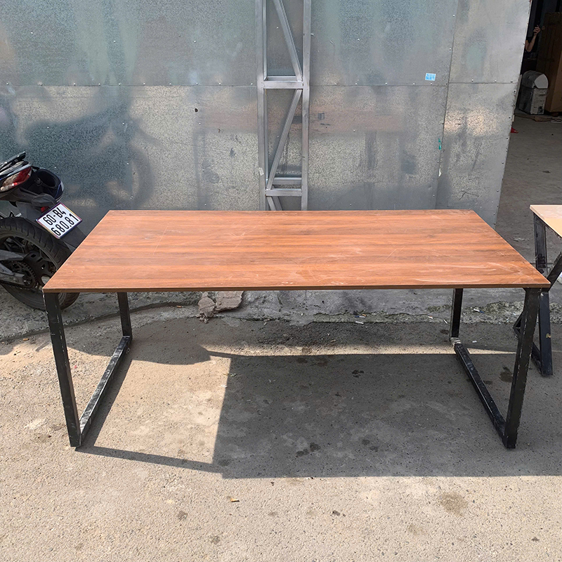 Bàn Làm Việc Cũ Khung Sắt Đen Mặt Gỗ Vân Nâu 1M8 7 ban lam viec cu 1m8x1m chan sat trang de dang lap rap 3