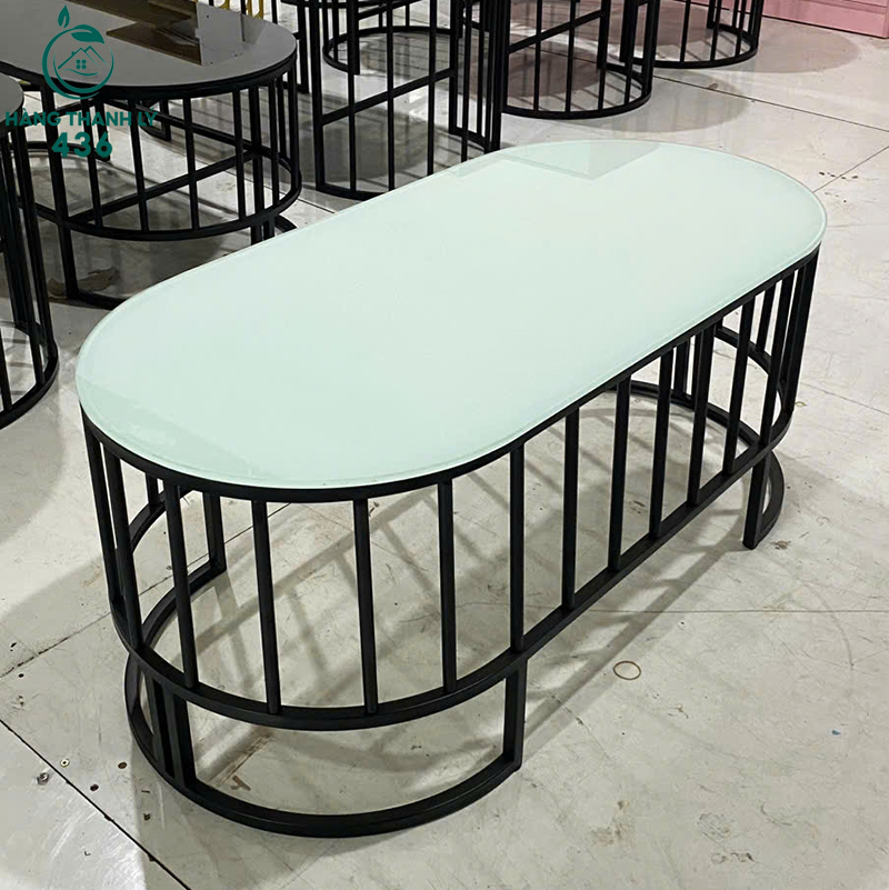 ban-sofa-kinh-cuong-chan-sat-mau-den-dep-mat-moi-95-2 Bàn Sofa Kính Cường Chân Sắt Màu Đen Đẹp Mắt Mới 95%