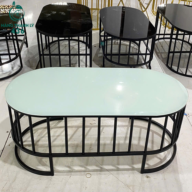 ban-sofa-kinh-cuong-chan-sat-mau-den-dep-mat-moi-95-3 Bàn Sofa Kính Cường Chân Sắt Màu Đen Đẹp Mắt Mới 95%