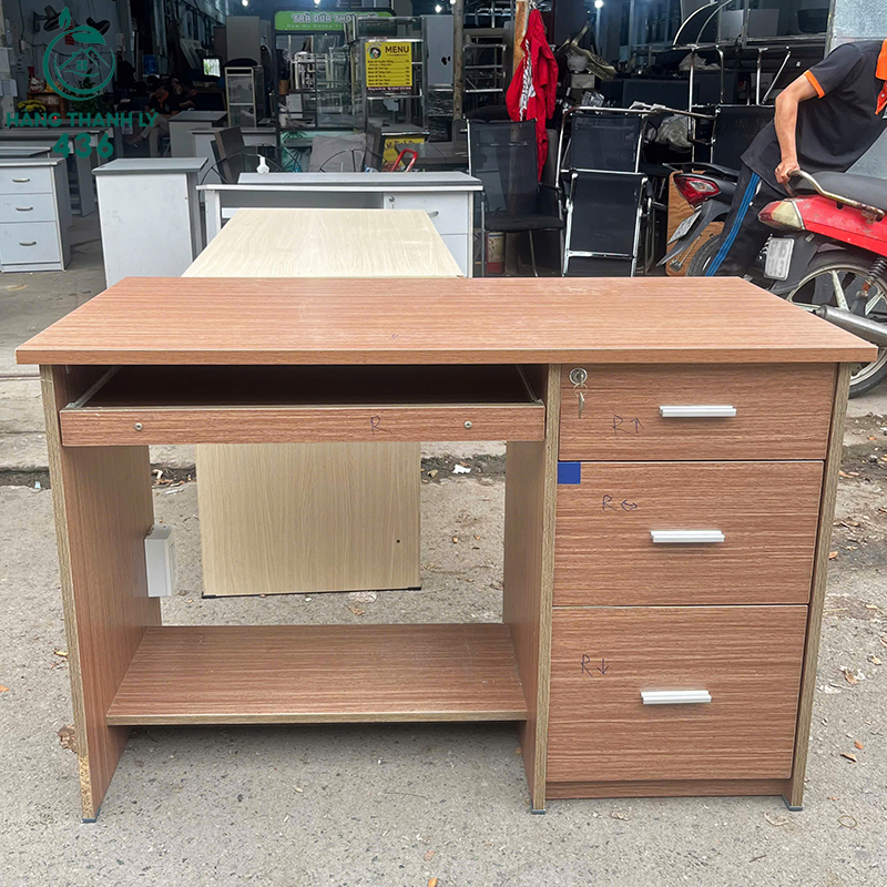 Bàn Văn Phòng Cũ 1M2X75CM Màu Nâu Mới 90% ban-van-phong-cu-1m2x75cm-mau-do-nau-moi-90-2 Bàn Văn Phòng Cũ 1M2X75CM Màu Nâu Mới 90%