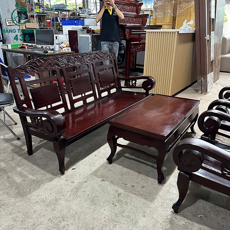 bo-salon-go-cu-1m75-mau-nau-dam-cham-khac-sang-trong-2 Bộ Salon Gỗ Cũ 1M75 Màu Nâu Đậm Chạm Khắc Sang Trọng