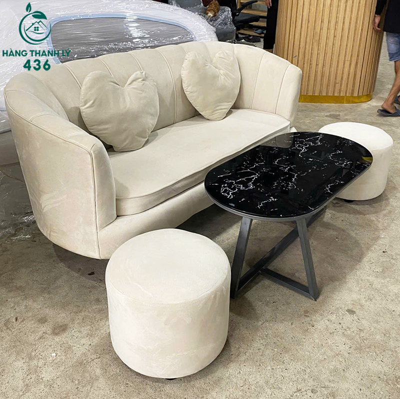 bo-sofa-cu-1m6-mau-trang-nho-gon-kem-hai-don-tron-sang-trong-2 Bộ Sofa Cũ 1M6 Màu Trắng Nhỏ Gọn Kèm Hai Đôn Tròn Sang Trọng