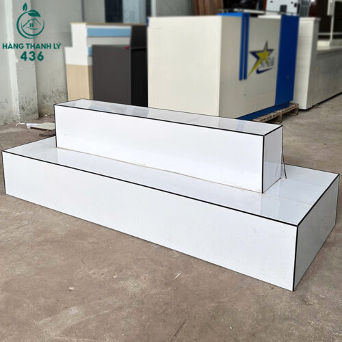 buc trung bay cu 2mx77cm dang tru mau trang cho showroom rat dep 1