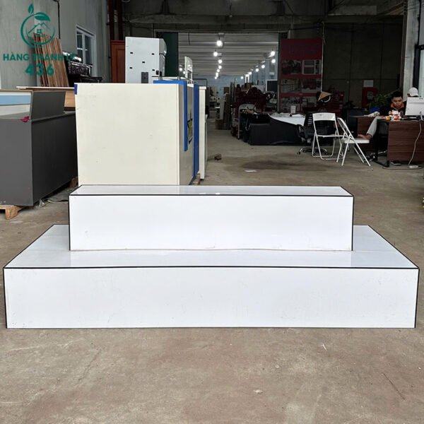 buc trung bay cu 2mx77cm dang tru mau trang cho showroom rat dep 2