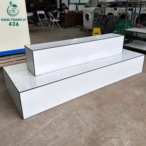 buc trung bay cu 2mx77cm dang tru mau trang cho showroom rat dep 3