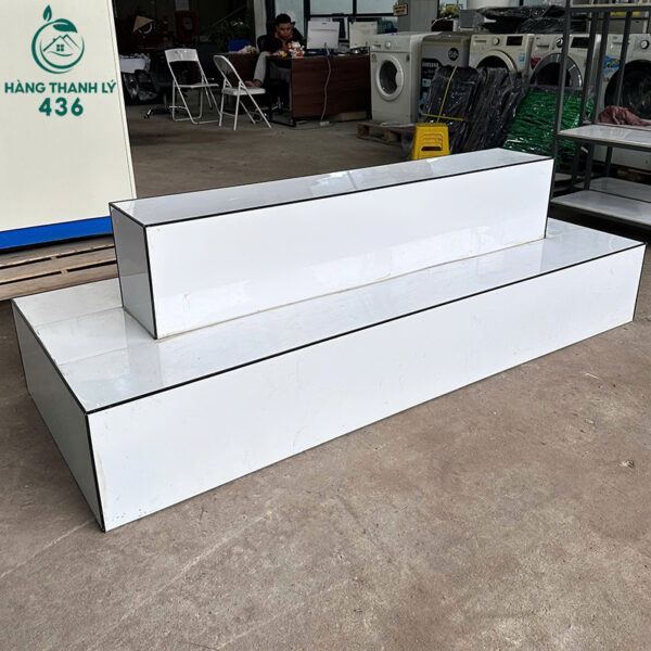 buc trung bay cu 2mx77cm dang tru mau trang cho showroom rat dep 3