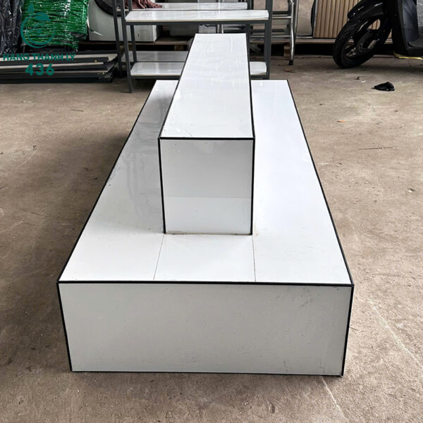 buc trung bay cu 2mx77cm dang tru mau trang cho showroom rat dep 4