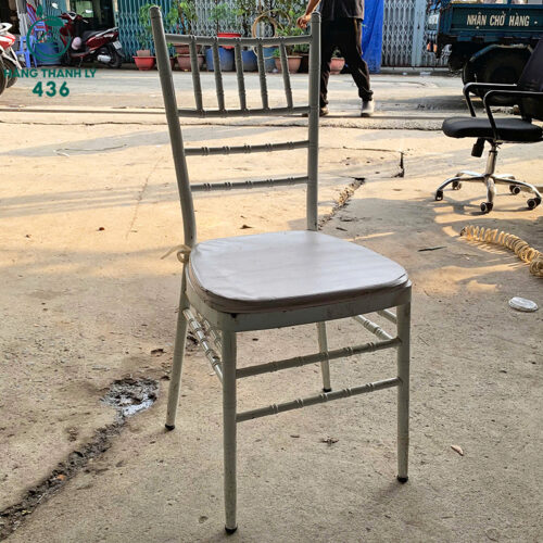 ghe nha hang tiec cuoi cu sat son mau trang 1