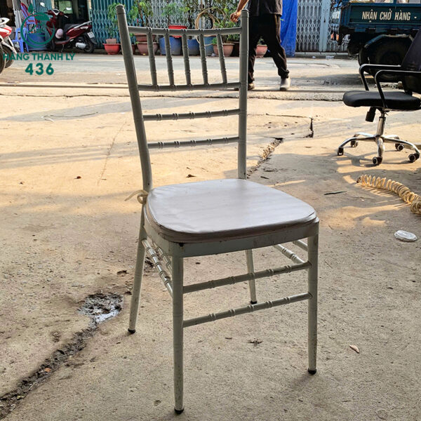 ghe nha hang tiec cuoi cu sat son mau trang 1