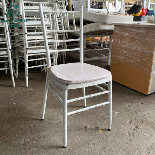 ghe nha hang tiec cuoi cu sat son mau trang 2