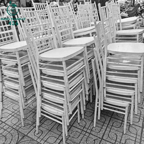 ghe nha hang tiec cuoi cu sat son mau trang