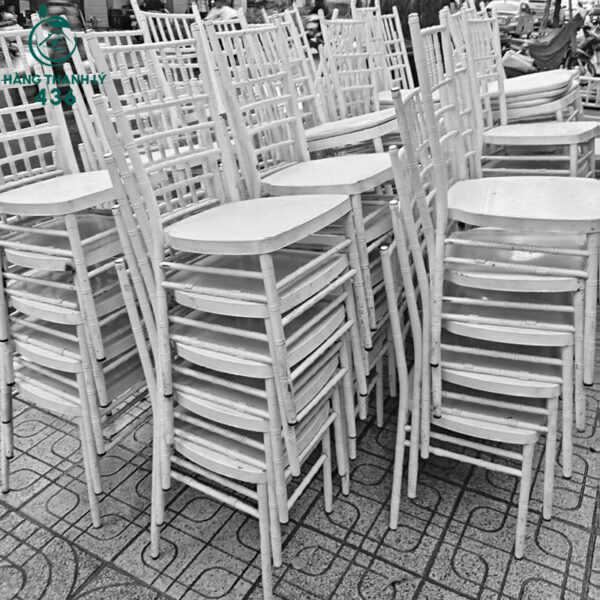 ghe nha hang tiec cuoi cu sat son mau trang