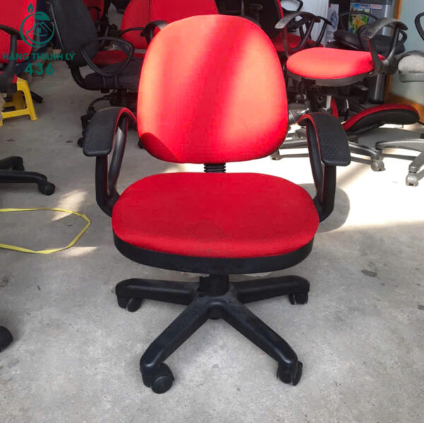 ghe-xoay-van-phong-cu-boc-do-ngoi-em-co-tay-vin (2) ghe xoay van phong cu boc do ngoi em co tay vin 2