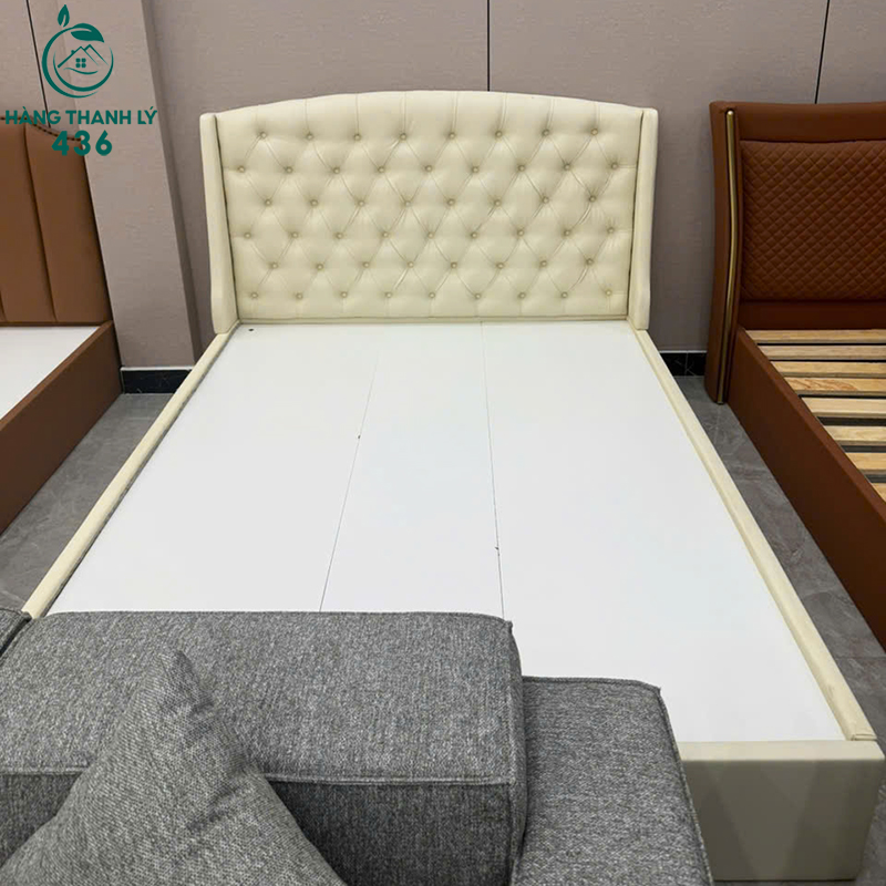 giuong-ngu-boc-da-mau-kem-tua-dau-nut-rut-dep-moi-99-nhieu-mau-2 Giường Ngủ Bọc Da Màu Kem Tựa Đầu Nút Rút Đẹp Mới 99% (Nhiều Mẫu)