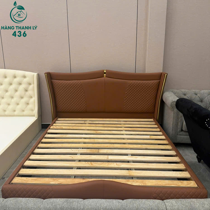 giuong-ngu-boc-da-nau-tua-dau-khung-vang-sang-trong-moi-99 Giường Ngủ Bọc Da Nâu Tựa Đầu Khung Vàng Sang Trọng Mới 99%