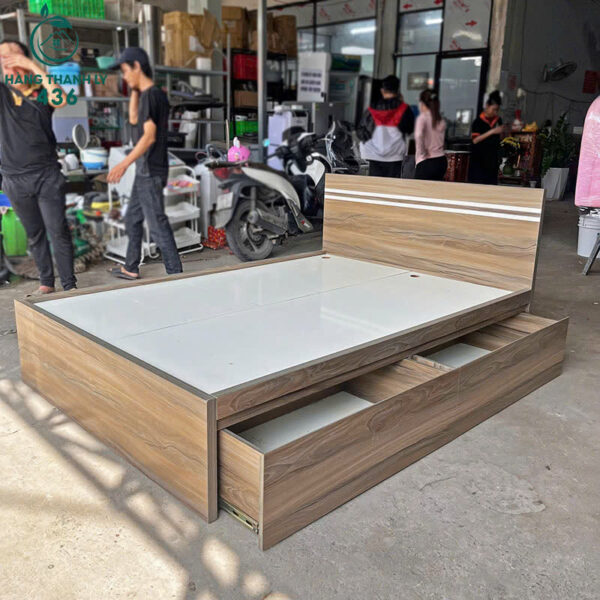 giuong ngu cu 1m4x2m co hoc keo dung do tien ich 1