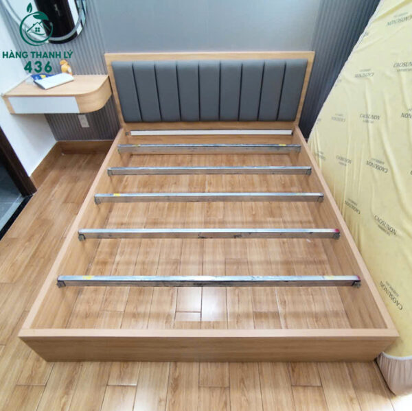 giuong ngu cu 1m6 dau giuong boc nem da mau xam 2