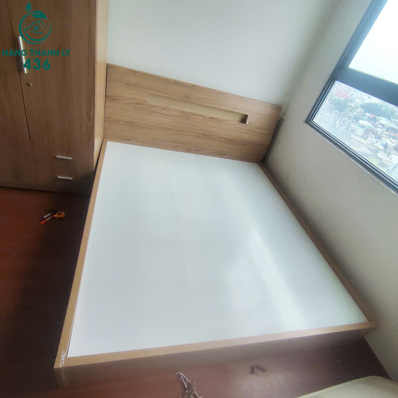giuong-ngu-cu-1m8x2m-vat-trang-hien-dai-2 Giường Ngủ Cũ 1M8X2M Vạt Trắng Hiện Đại